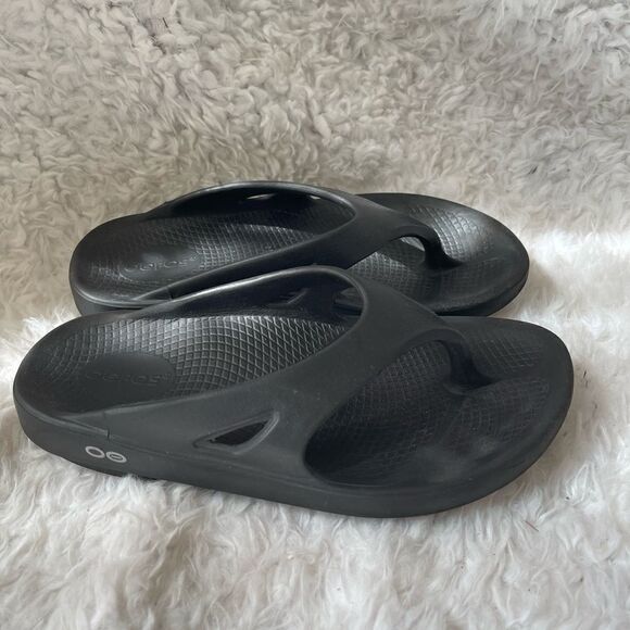 OOFOS Unisex original black thong sandals Revolutionary OOfoam size W7 M 5 - Picture 1 of 7